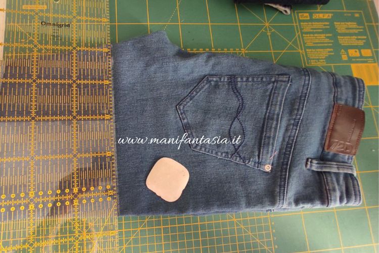 Come fare una sacca zaino con vecchi jeans - ManiFantasia