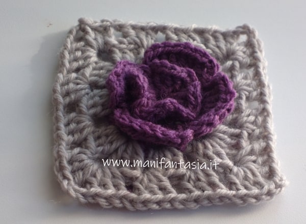 mattonella-uncinetto-di lana quadrata con rosa