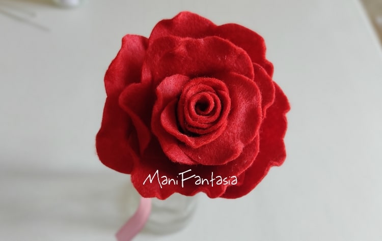 ondulare i petali della rosa di pannolenci