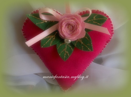 cuore di pannolenci con rosa e foglie in feltro