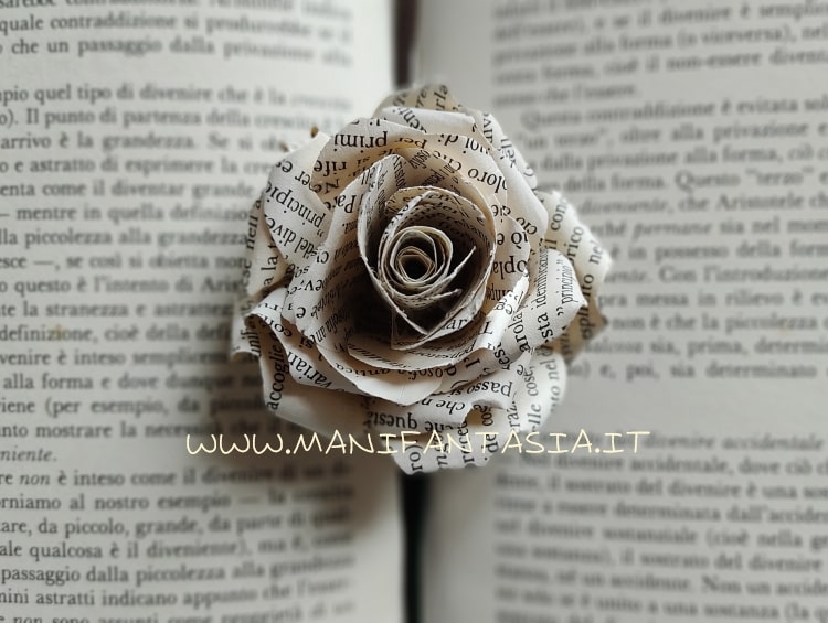 realizzare rose con carta di libri