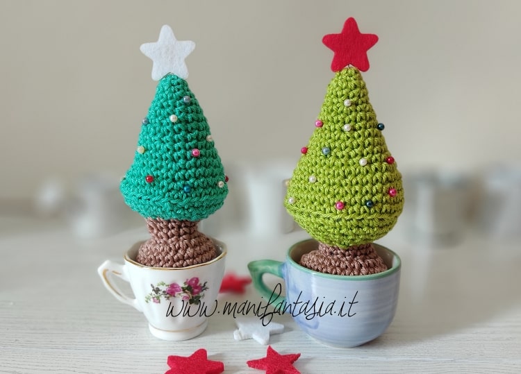 mini alberi di natale all'uncinetto in tazza