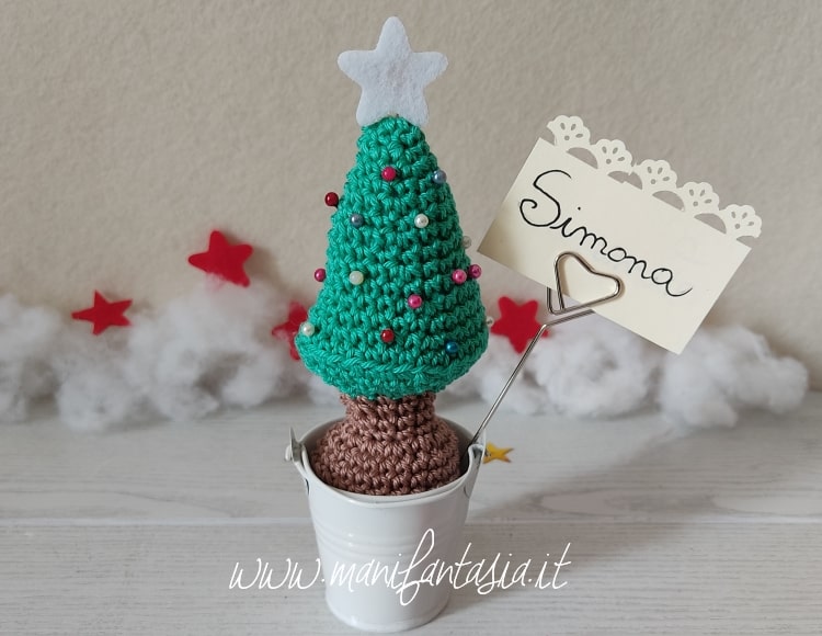 mini alberi di natale all'uncinetto segnaposto con tag