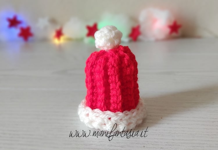 mini cappellino di babbo natale uncinetto