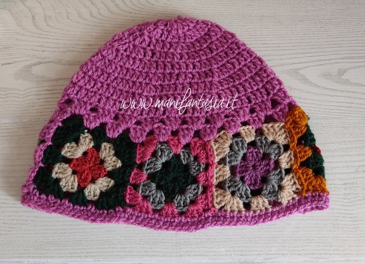 Cappello uncinetto con mattonelle granny