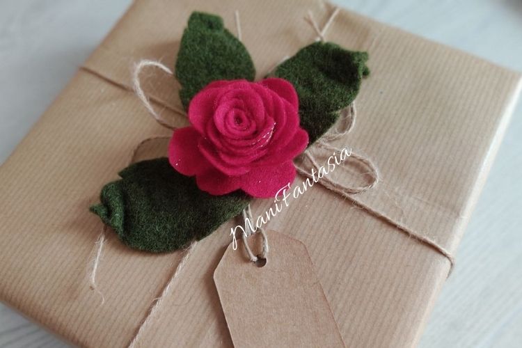 decorare un dono con rose in feltro