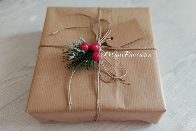 decorare un pacco regalo con bacche e rametti finti