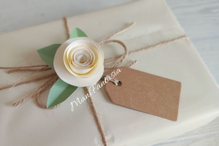 decorare un regalo con rose di carta