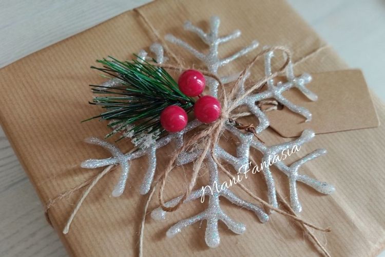 decorare un regalo di natale con cristalli di ghiaccio