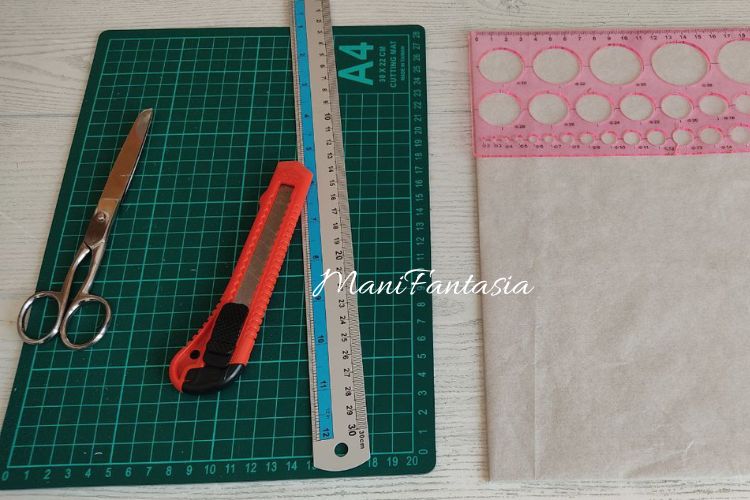 tagliare le strisce di carta con il tappetino piccolo da taglio e cutter